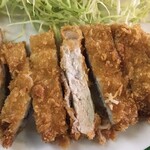 Ishizaka Tonkatsu Ten - アタシは とんかつ定食￥1000。
                        
                        引きの写真はブレてしまって・・・
                        
                        
                        