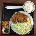 Ishizaka Tonkatsu Ten - タカシは (大)とんかつ定食 ￥1500。
                      
                      極厚でも無いし、低温揚げでも無い。
                      勿論粗塩とか岩塩も無し。
                      
                      オーソドックスなとんかつ定食。
                      
                      ココに味噌汁も付きます。
                      
                      白メシはお代わり無料。