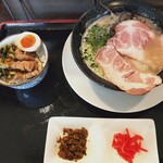 龍潭酒家 - 特製豚骨ラーメン，魯肉飯