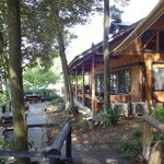 サルワーレ - オープンエアの空間（左）と建屋（右）でお食事できます。