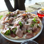 サルワーレ - スモークタンと生野菜のピザ