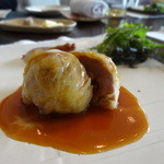 緑山　松田家 - フォアグラとパテを詰めたウズラのキャベツ包み　マデラソース