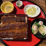 Sumiyaki Unafuji - 上鰻重の蓋を開けてみました。鰻が大きく、2枚重ねになっています