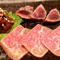 味鉄 東京赤坂店 - (上)西京焼きソトヒラ、(下)炙り刺マクラ、(左)肩ロースユッケ