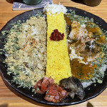 Bar Kanata - カツオの焦がし醤油カレー、4種のきのこのバターチキンキーマ（1150円）