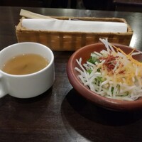 大井町銭場精肉店 - セットのスープとサラダ。