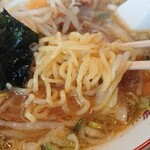 与作ラーメン - 麺は普通に良く見るタイプ。味噌ラーメンとしては美味しい！スープの辛味が好み。