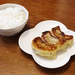 らーめん　たつぞう - セットのギョーザ＆小ライス