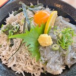 みのり家 - 天晴しらす丼/1,080円(大盛､生卵を追加)
      ※しらす丼は他の丼と違い､味噌汁が別売