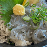 みのり家 - 天晴しらす丼/1,080円(大盛､生卵を追加)
      生しらすの目が透き通ってる