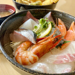 みのり家 - 海鮮丼/1,280円(味噌汁付)