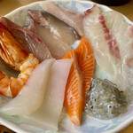 みのり家 - 海鮮丼には､えび･カンパチ･ぼうげ鯖
      生しらす･はりいか･しらさぎサーモン･鯛