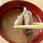 みのり家 - セットについてくる味噌汁は
      魚のアラが入って､良い出汁とれて美味しい