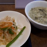 豫園飯店 - 湯がいたモヤシの甘酢和えと高菜のスープ