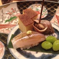 日本料理 たかむら - 卵焼き、バイ貝の煮付け、お寿司、銀杏。卵焼きがまるでカステラでござんした。お寿司も繊細なお味。