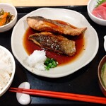 創業二百三十年食堂 - 天然ぶりの煮付け定食 ご飯大盛+まぐろ小鉢
      1180円+300円