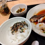 創業二百三十年食堂 - 定食にはしらすのふりかけが付いてきます。ご飯お代わり必須です。