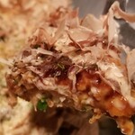 MARUYOSHI - パリしっとりな豚肉、生地のふわふわな焼き上がり、外と内のギャップ幅が美味しさの重要なポイント
                        神戸のお好みソースは少し酸味が立っておりますが、ほのかな甘みも感じます