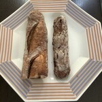関次商店 パンの蔵 風土 - バゲット（左）・クランベリーナッツ（右）