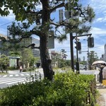 Kamakura Yamashita Hanten - 店前…夏のような陽気。
      天気も良いせいか人出も多かった…
      (店前から由比ヶ浜海岸方向の写真)