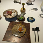 ラ・ヴァガボンド - 化石の上七品～北海道根室産生雲丹にエポワス、黒毛和牛の生ハム、胡瓜のガスパッチョの上に三河のトリ貝、三河の鱧にキャビア、ズッキーニとオマール海老のコルネ、ソバージュを巻いた島根の猪肉