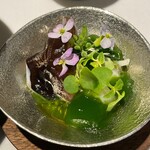 ラ・ヴァガボンド - 胡瓜のガスパッチョの上に三河のトリ貝