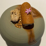 ラ・ヴァガボンド - フォアグラのテリーヌとマンゴーの上にトンカ豆のチュイール、ピーカンナッツ