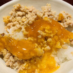 おみ乃 - ・新潟県南魚沼の笠原農園産コシヒカリ
      　の土鍋炊きそぼろと黄身醤油漬けで1