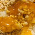 おみ乃 - ・新潟県南魚沼の笠原農園産コシヒカリ
      　の土鍋炊きそぼろと黄身醤油漬けで2