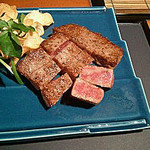 佐賀牛 季楽 銀座  - レアに焼かれたステーキ、断面を見ると綺麗なサシが美しい。