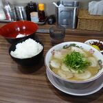 ラーメン新蔵 - チャーシューらーめん720円+しろめし（大盛）150円