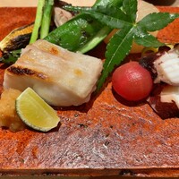 鮨 こしかわ - 白甘鯛、フルーツトマト、燻製タコ、お野菜をいっぱいとれるよう構成を考えてらっしゃるとか。一品一品とても美味しかったです。