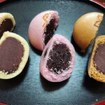 とらや  - 嘉祥饅頭の断面✨つくね芋の饅頭はスパッと切れました。他2つは小麦粉が主なので生地が粗めですが、どれも上品で美味でした♪