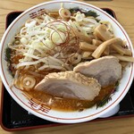 ラーメン もっけだの - 赤唐味噌中華普通 豚一枚追加