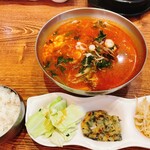 韓国家庭料理ジャンモ - ユッケジャンと前菜3種、ご飯