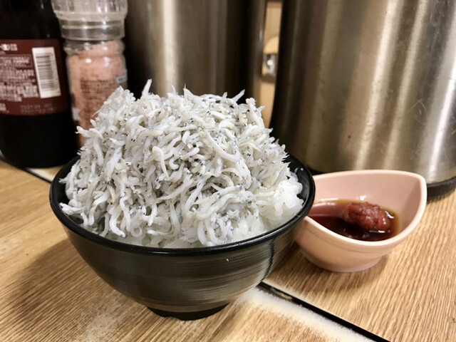 満幸商店 淡島神社参道で楽しむ加太の鯛ともりもりしらす丼 By ぱたぱたぱたごにあ 満幸商店 加太 魚介料理 海鮮料理 食べログ