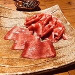 焼肉 牛者 - 伝説の中タン塩、中落ち牛タン盛り合わせ