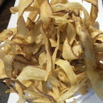 東麻布 逢坂  - ごぼうチップス。やみつきです。