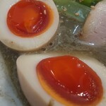 Chuukasoba Omote Mo Areba Ura Mo Aru - 濃厚な真っ赤な味玉