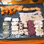 スタミナ苑 - ホルモン盛り合わせ