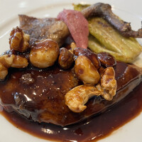 アーティショー - 鳩のロースト、キャラメリゼしたナッツ