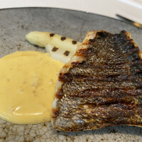 アーティショー - イサキのポワレ、ドイツ産ホワイトアスパラガス