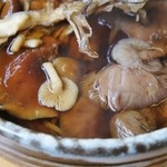 そば処 平石亭 - 「天然きのこ入りそば(温)数量限定」下側から撮影です(10/14UP)