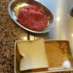 鉄板焼ステーキ 一ッ葉ミヤチク - この食パンにお肉をのせます。