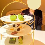 ラ・プロヴァンス - 抹茶ボタニカルアフタヌーンティーデザート　3段スタイル②(人と比較するとこんな感じ。)