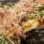 OSAKA きっちん - パリッとした豚肉、生地のふわふわな焼き上がり、外と内のギャップ幅が美味しさの重要なポイント
            そういう意味では上手くまとまった味わい
            東京ではお皿で食べるのがスタンダードなの？
            なんだか物足りません
