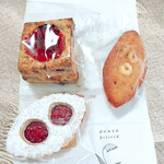 OHAYO biscuit - 左上から時計回りに、スコーン（220円）、リュネット（210円）、フィナンシェ（170円）。