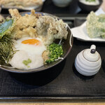 本格手打うどん 大河 - とろろまいたけわさびとピーマンの天ぷら追加