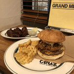 CRUZ BURGERS & CRAFT BEERS - 『スパイシープルドポークバーガー￥1550』 『バッファローチキンウィング3P￥680』