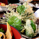 魚瀧 - ばくだん丼定食（税込1,000円）の天ぷら